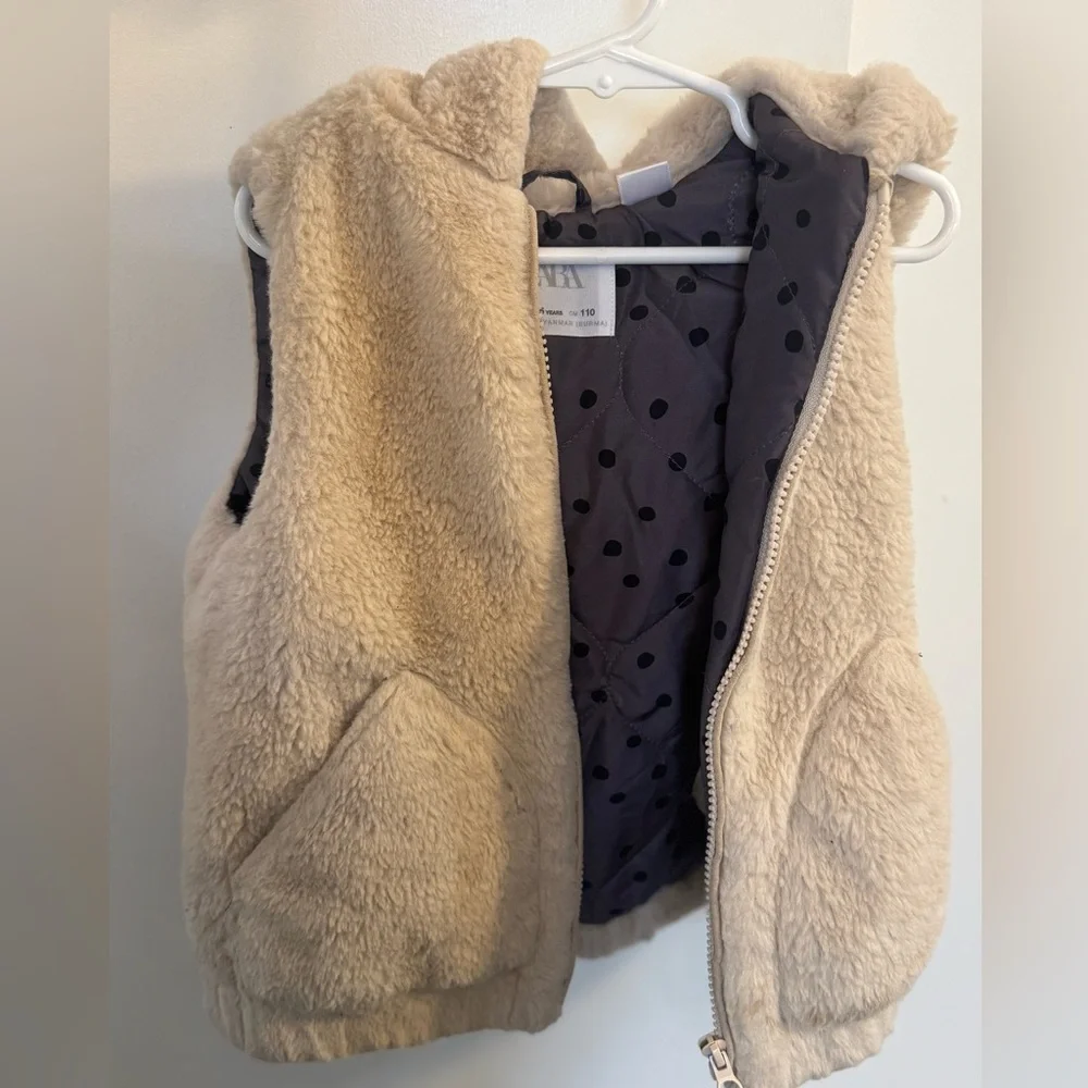 Zara faux fur vest with a‎ hood and zip closure